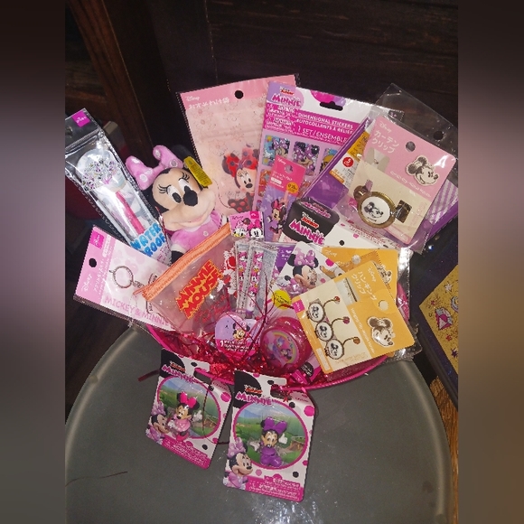 NWT Disney minnie mouse & friends gift basket,& puzzel picture frame decor - Picture 13 of 13